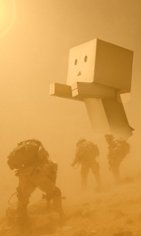 Картонный человек среди солдат обои