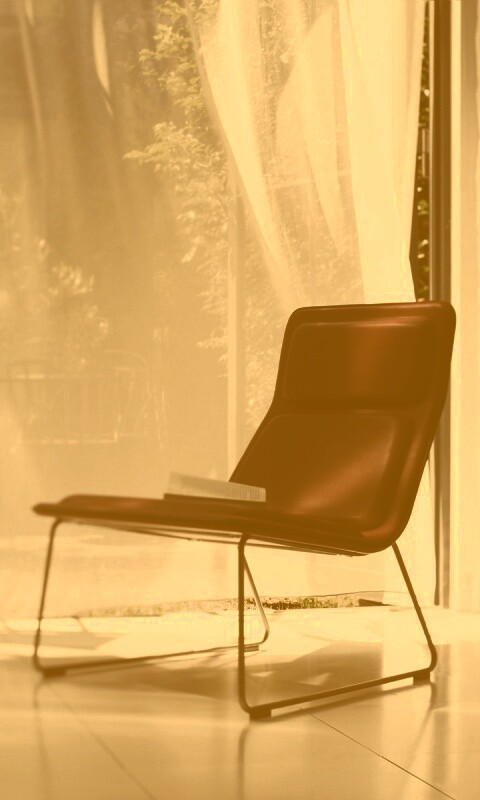 Стул перед занавеской обои