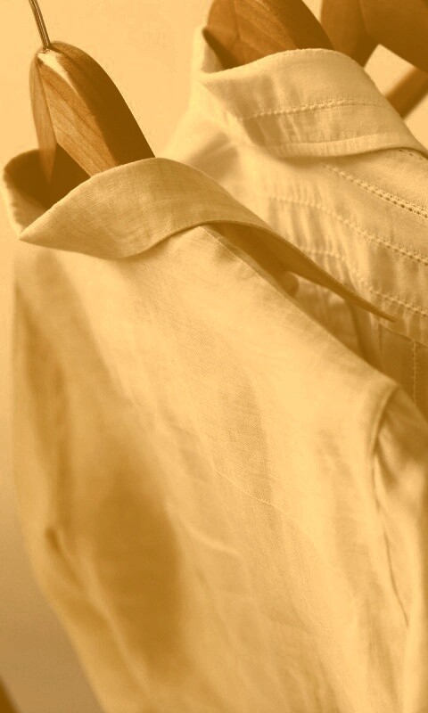 Вещи на вешалке обои