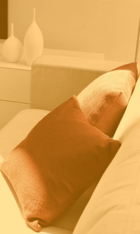 Подушки на диване обои