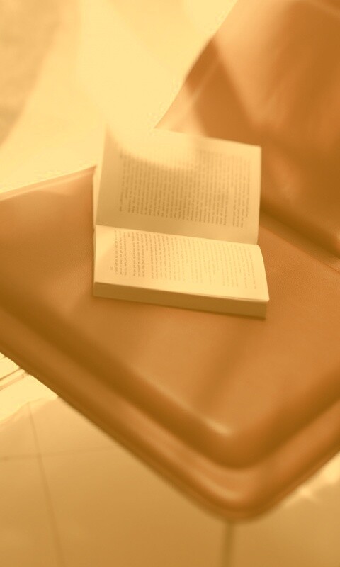 Книга на стуле обои