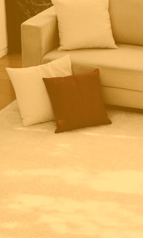 Диван с подушками обои