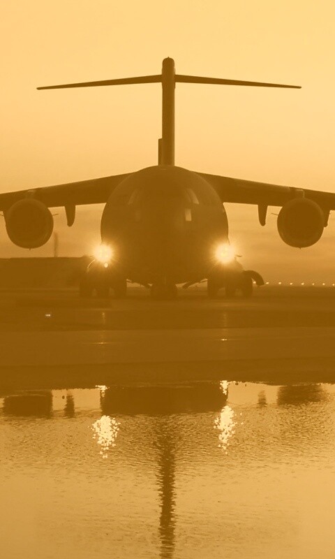 Самолет на взлетной полосе обои