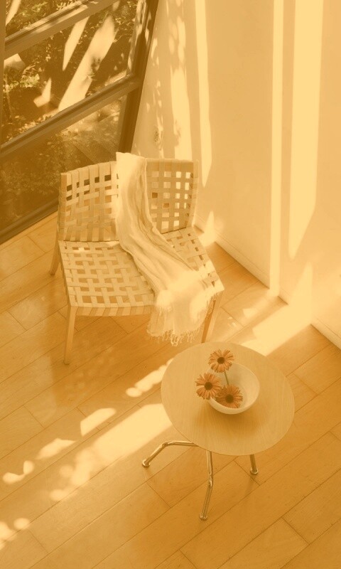 Стул, столик и цветы в комнате обои