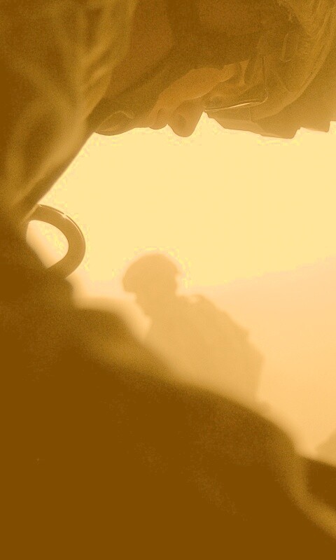 Солдаты выходят из броневика обои