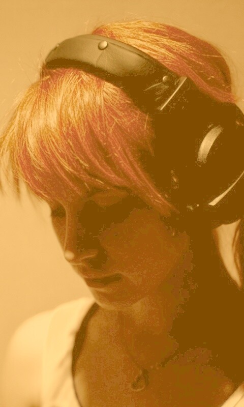 Рыжая в наушниках обои
