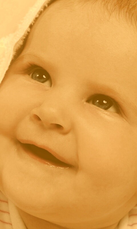 Малыш под полотенцем обои