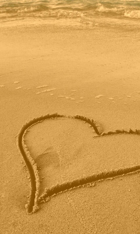 Аккуратное сердце на песке обои