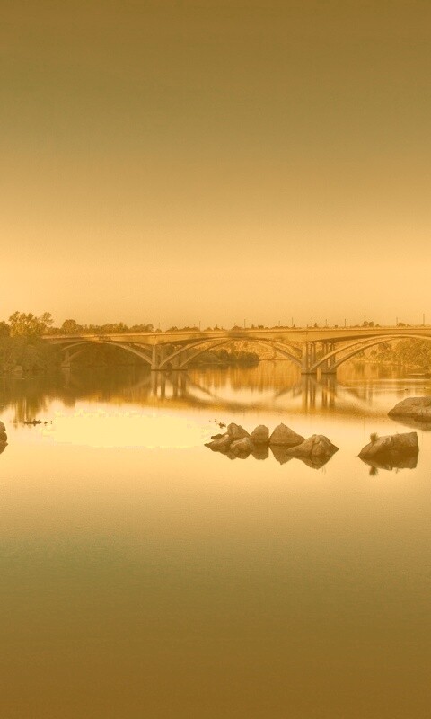 Мост через живописную реку обои