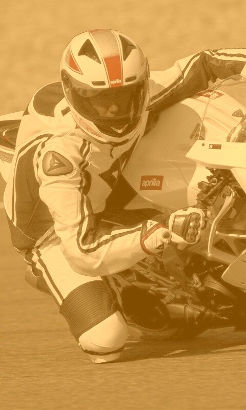 Байкер в белой экиперовкена Априлия РСВ4 обои