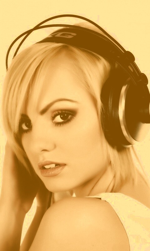 Девушка в наушниках обои