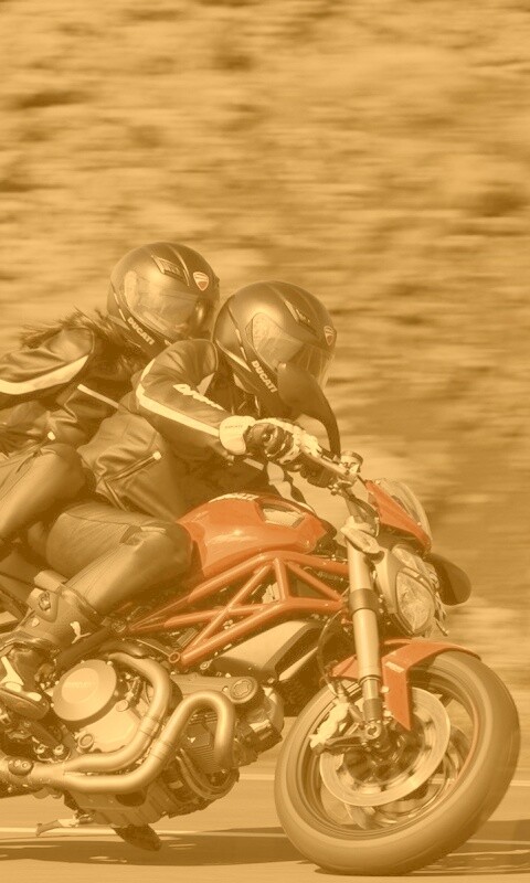 Байкер с девушкой на мотоцикле обои