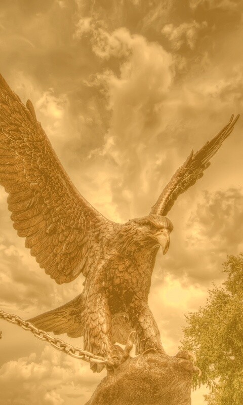 Скульптура орла с цепью в когтях обои
