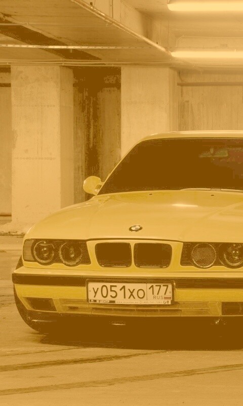 BMW M5 на стоянке обои