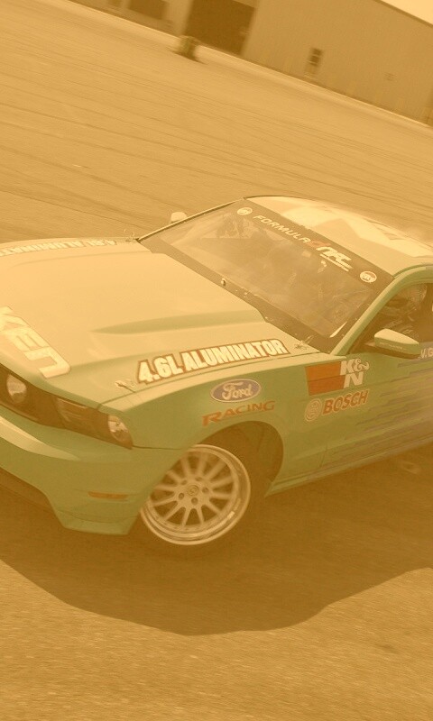 Мустанг дрифтует обои