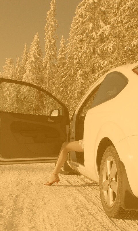 Девушка выходит из Ford Focus обои