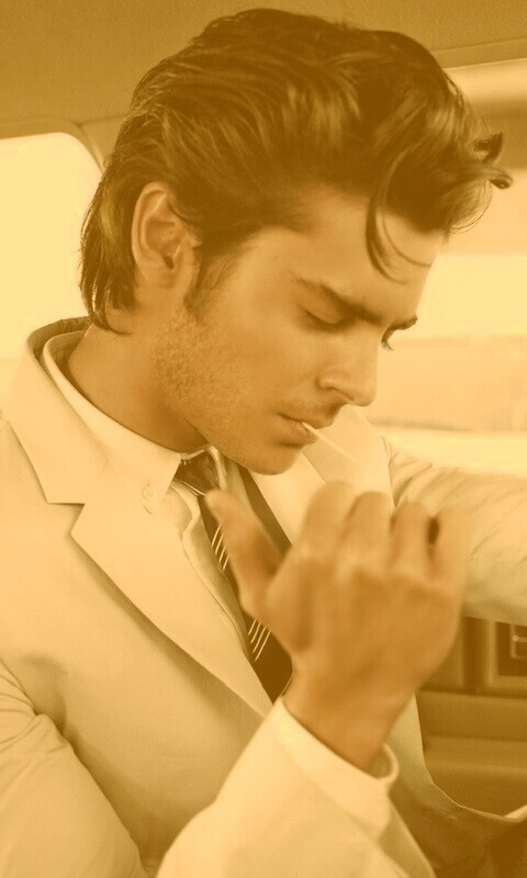 Мужчина прикуривает в машине обои