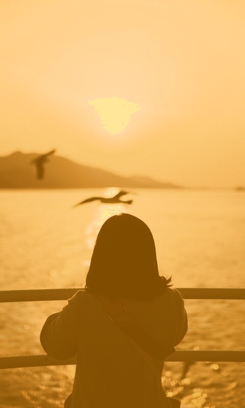 Девочка глядит на озеро обои