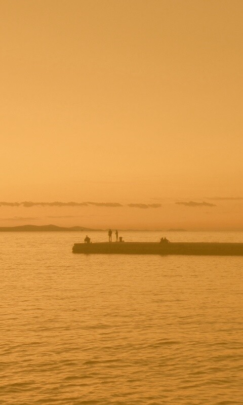 Одинокая пристань на озере обои