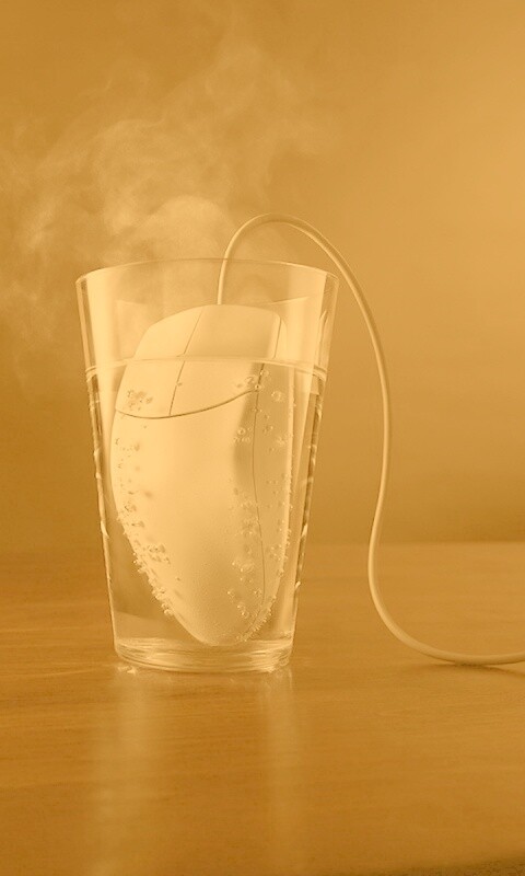 Дымящаяся мышка в стакане воды обои