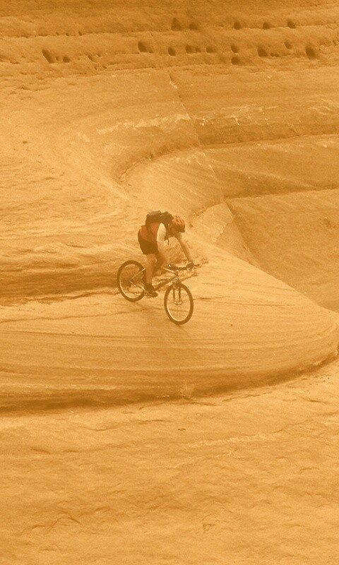 Опасный спуск на велосипеде обои