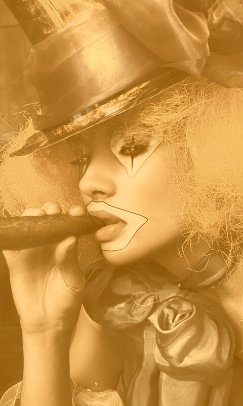 Девушка клоун курит сигару обои