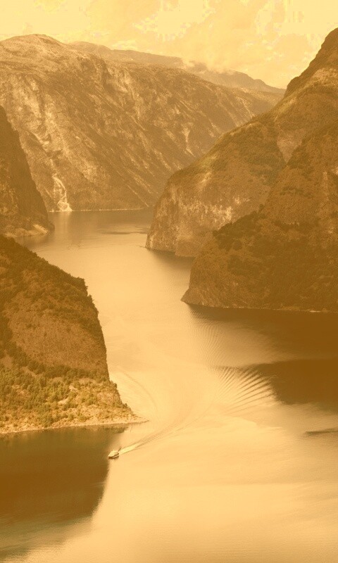 Лодка на реке среди высоких гор обои