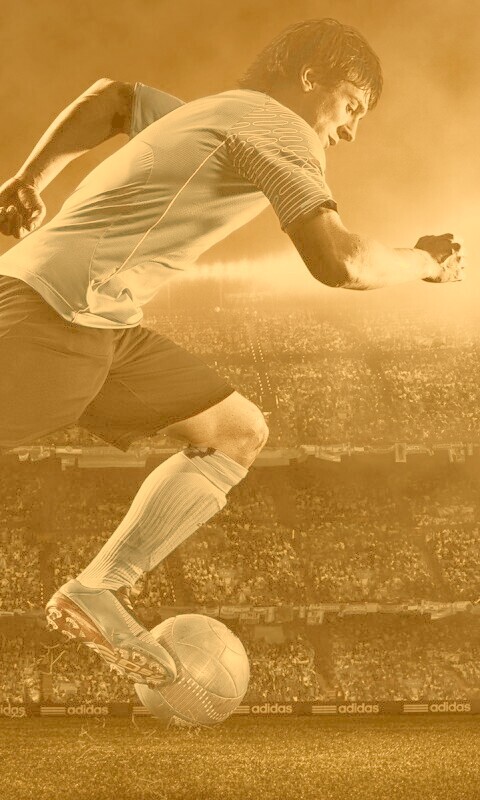 Футболист с мячом обои