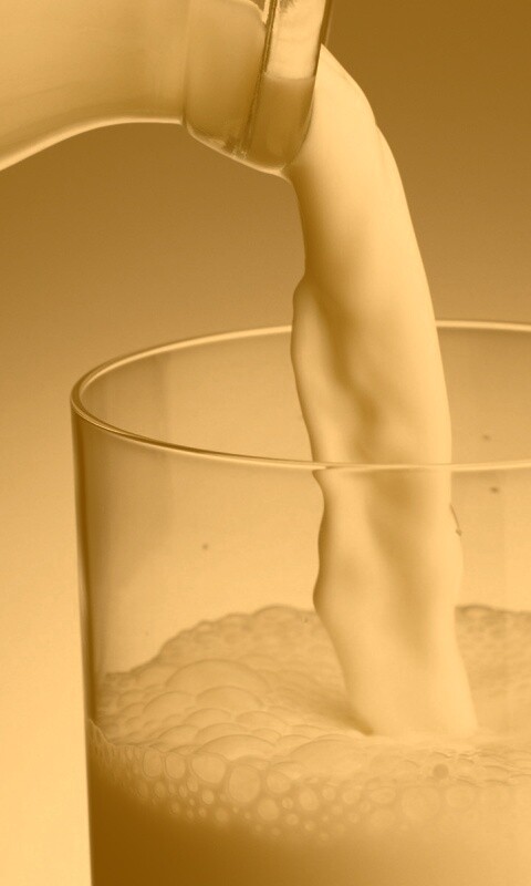 Молоко наливают в стакан обои