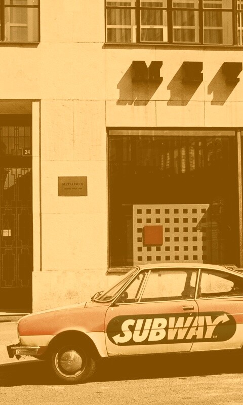 Реклама Subway на машине в Праге обои