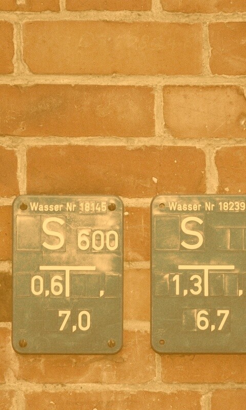 Стена с обозначениями обои