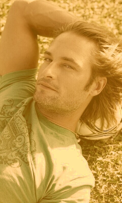 Джош Холлоуэй с мячом обои