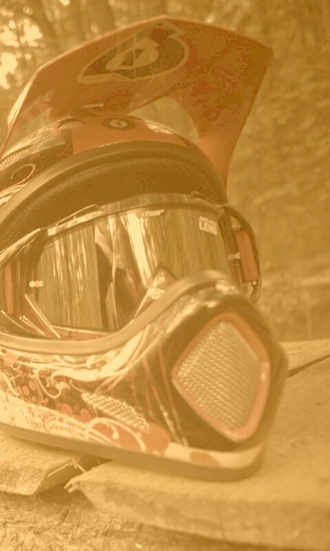 Шлем на лесной велотрассе обои