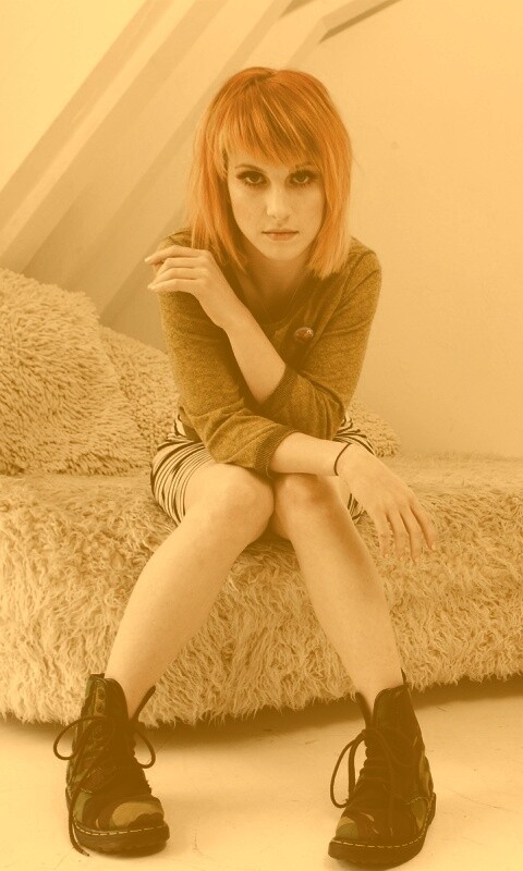 Рыжая в комнате обои