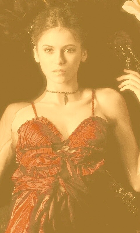 Женщина в красном платье обои