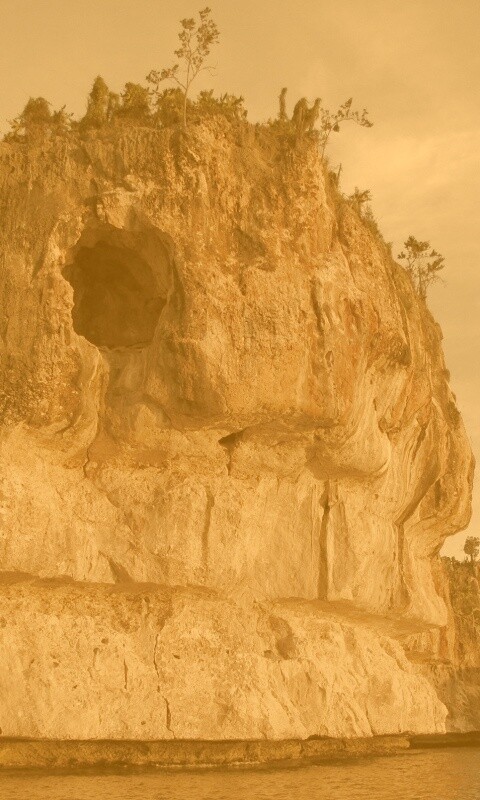 Пещера в скале над морем обои