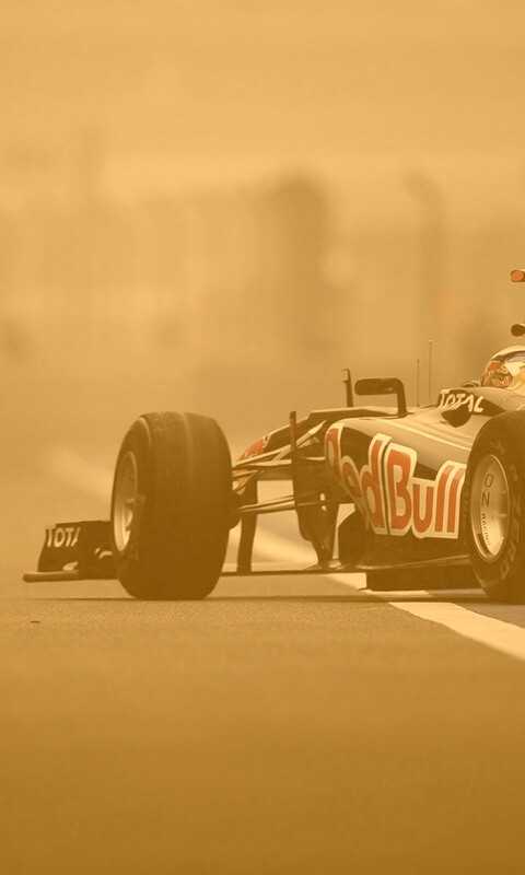 Болид выезжает на трассу обои