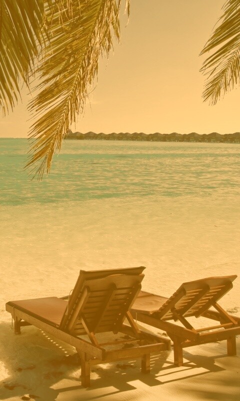 Шезлонги у самой воды обои