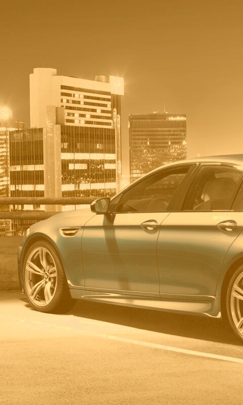 BMW F10 на городской парковке обои