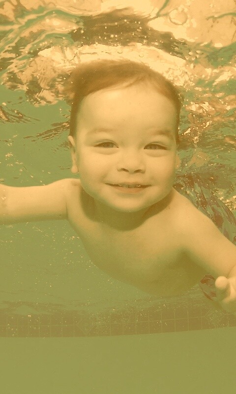 Маленький пловец обои