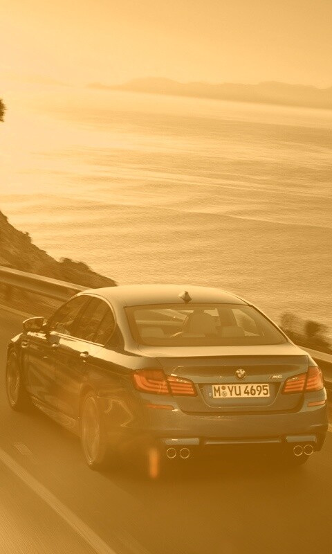 BMW F10 на горной дороге  обои