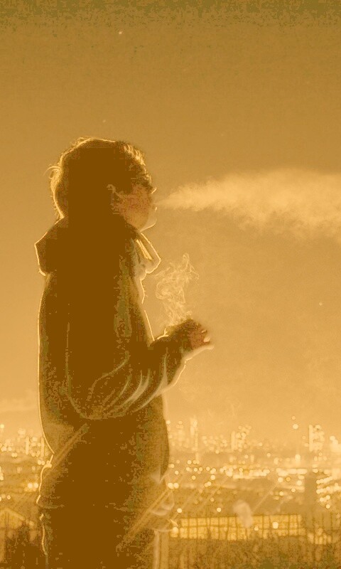 Курящий на крыше парень обои