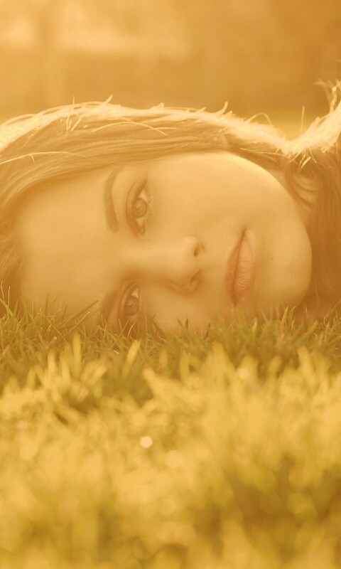Девушка на траве обои