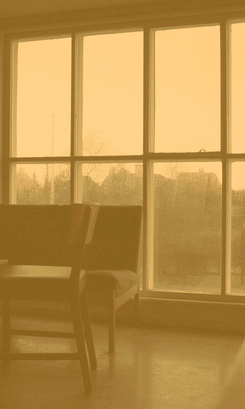 Тёмная комната и дождь за окном обои