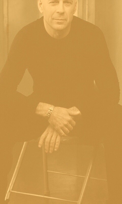 Брюс Уиллис на раскладном стуле обои