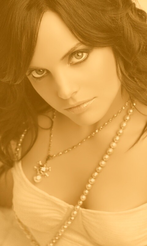 Брюнеточка с желанием в глазах обои