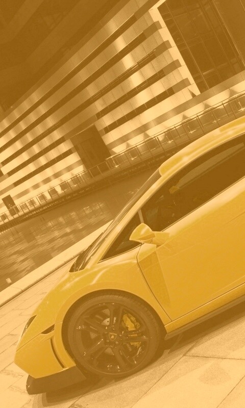 Желтая ламборджини в автосалоне обои