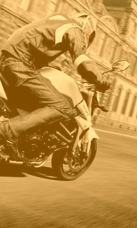 Мотоциклист мчится по городу обои