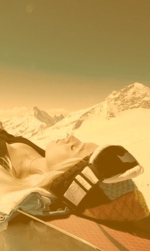 Лыжница отдыхает в горах обои