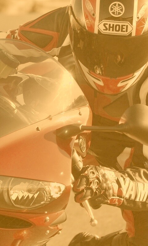 Мотоциклист на красной ямахе обои